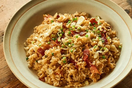 Cơm thừa mang đi chiên theo cách này, ăn cực ngon lại lạ miệng