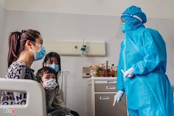 Cha mẹ nên làm gì khi con mắc Covid-19?-1