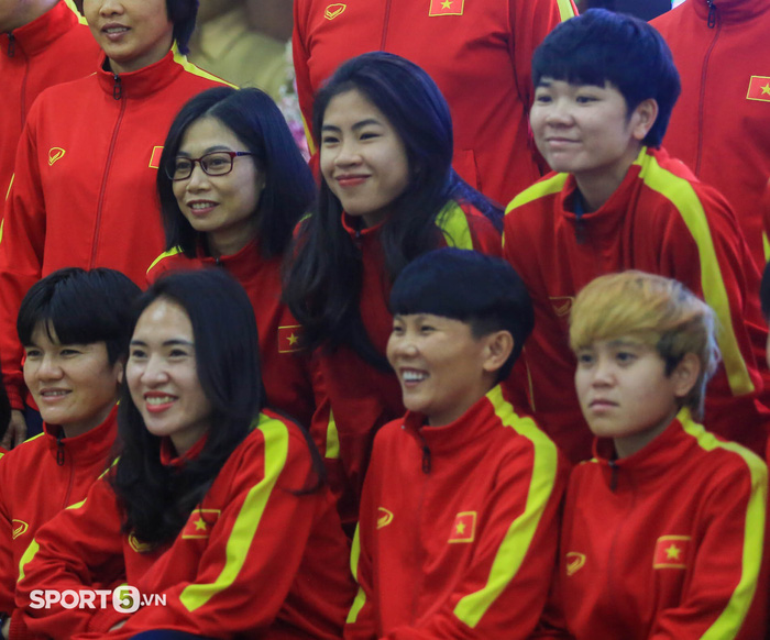 Tuyển nữ Việt Nam vỡ oà khi được nhận thưởng lớn-1