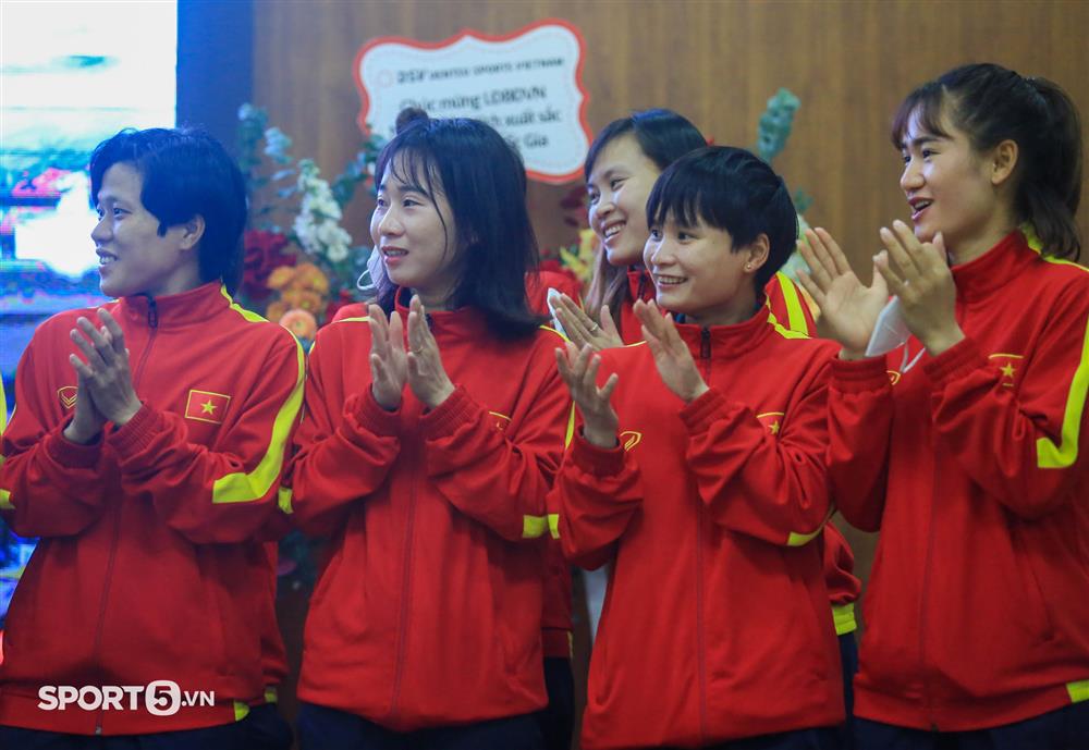 Tuyển nữ Việt Nam vỡ oà khi được nhận thưởng lớn-5
