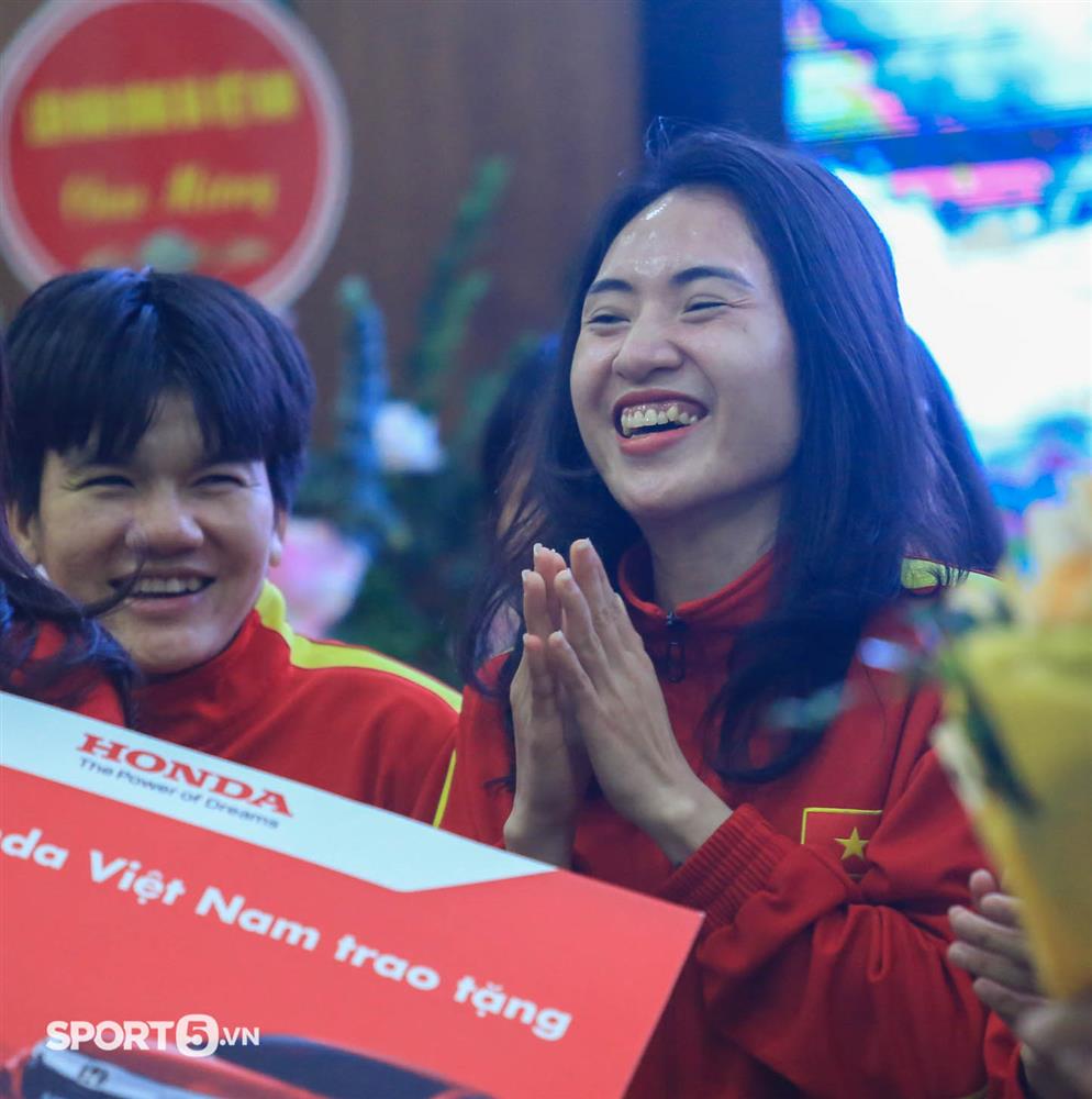 Tuyển nữ Việt Nam vỡ oà khi được nhận thưởng lớn-6