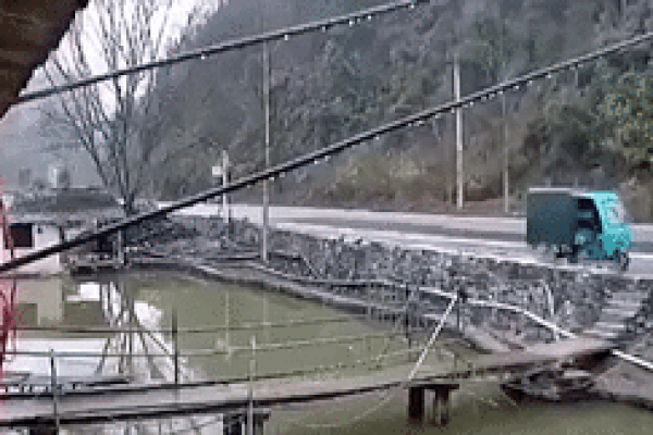 Ôtô mất lái, bay qua ao rồi đâm vào nhà dân như phim hành động