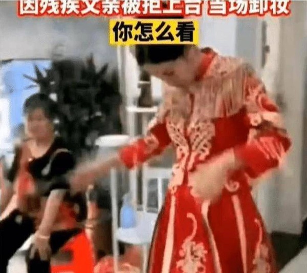 Cô dâu cởi váy cưới, tẩy trang hủy hôn ngay trong hôn lễ vì một hành động của mẹ chồng, nghe chuyện dân tình đều chua xót thay-2