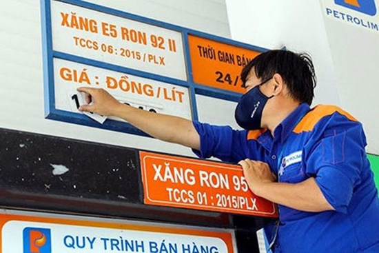 Giá xăng tăng gần 1.000 đồng/lít, cao nhất trong 8 năm