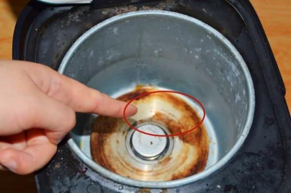 Bên trong và bên ngoài của nồi cơm điện đầy những thứ bẩn, dạy bạn một mẹo nhỏ, lau sạch và sáng choang như mới trong 3 phút-1
