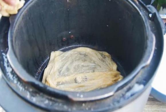 Bên trong và bên ngoài của nồi cơm điện đầy những thứ bẩn, dạy bạn một mẹo nhỏ, lau sạch và sáng choang như mới trong 3 phút-2