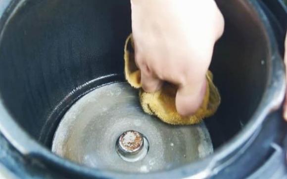 Bên trong và bên ngoài của nồi cơm điện đầy những thứ bẩn, dạy bạn một mẹo nhỏ, lau sạch và sáng choang như mới trong 3 phút-4