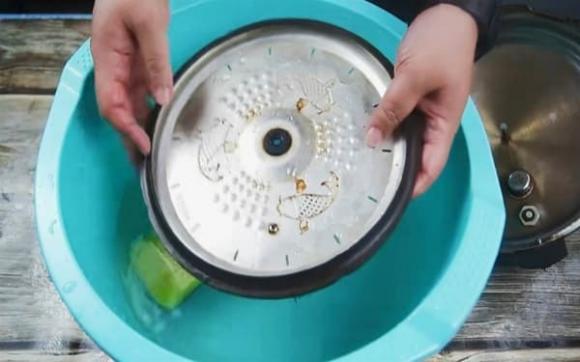Bên trong và bên ngoài của nồi cơm điện đầy những thứ bẩn, dạy bạn một mẹo nhỏ, lau sạch và sáng choang như mới trong 3 phút-5