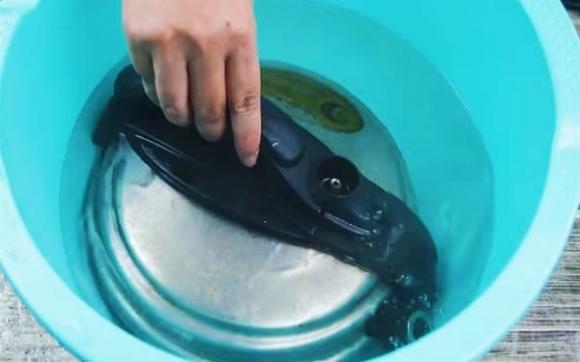 Bên trong và bên ngoài của nồi cơm điện đầy những thứ bẩn, dạy bạn một mẹo nhỏ, lau sạch và sáng choang như mới trong 3 phút-6