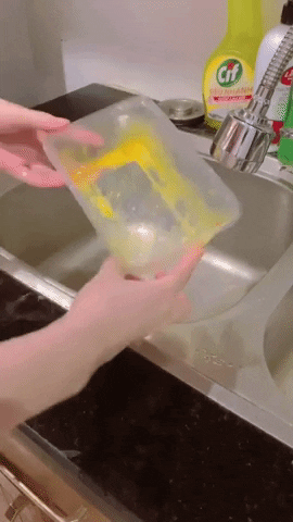 Rửa đồ nhựa bị bám dầu mỡ sạch boong kin kít, chỉ 1 phút là xong: Bí kíp siêu đơn giản!-2