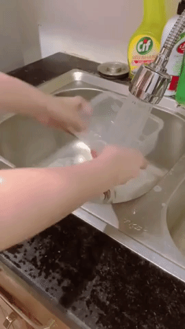 Rửa đồ nhựa bị bám dầu mỡ sạch boong kin kít, chỉ 1 phút là xong: Bí kíp siêu đơn giản!-4