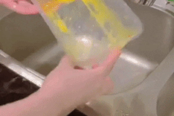 Rửa đồ nhựa bị bám dầu mỡ sạch boong kin kít, chỉ 1 phút là xong: Bí kíp siêu đơn giản!