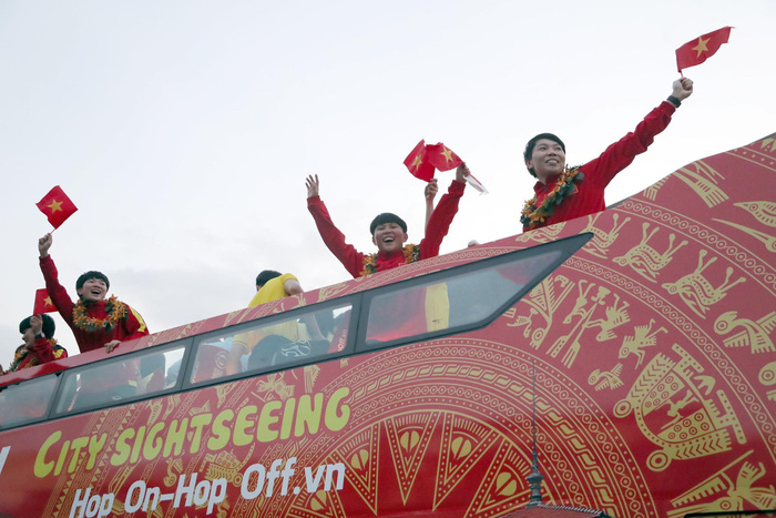 Xúc động khoảnh khắc đội tuyển nữ Việt Nam diễu hành trên chiếc xe buýt 2 tầng trong tiếng hò reo của người hâm mộ-4