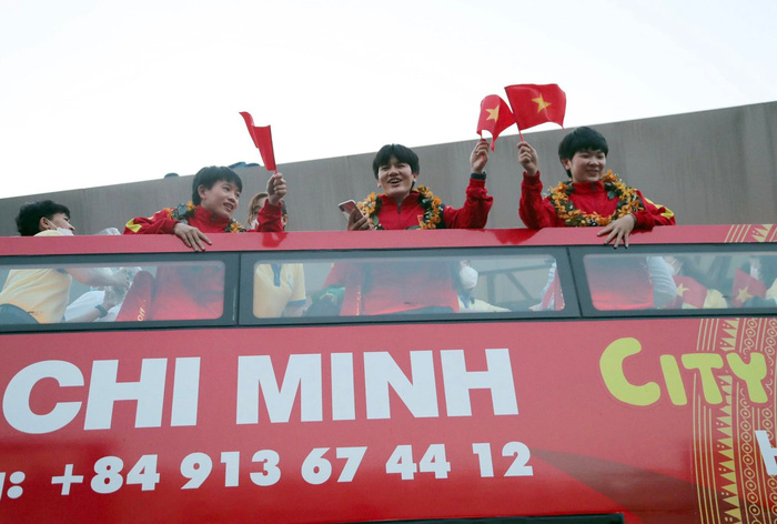 Xúc động khoảnh khắc đội tuyển nữ Việt Nam diễu hành trên chiếc xe buýt 2 tầng trong tiếng hò reo của người hâm mộ-5