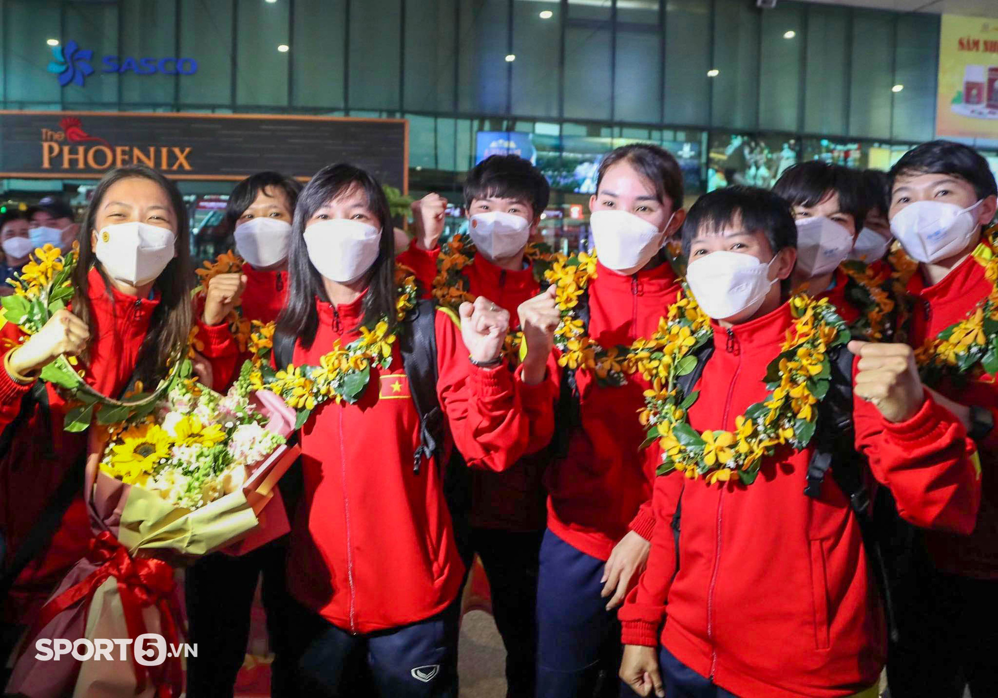 Xúc động khoảnh khắc đội tuyển nữ Việt Nam diễu hành trên chiếc xe buýt 2 tầng trong tiếng hò reo của người hâm mộ-1