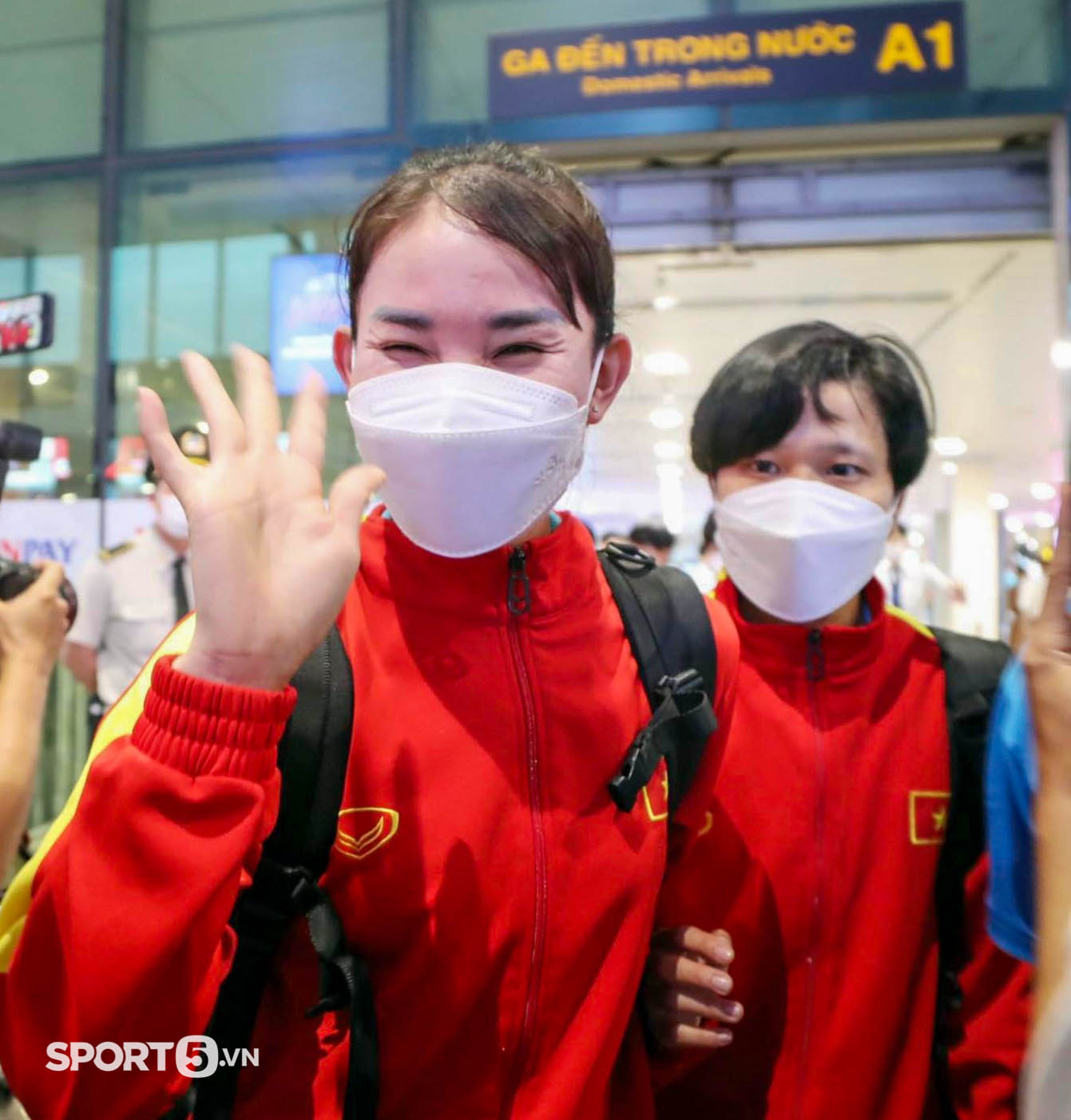 Xúc động khoảnh khắc đội tuyển nữ Việt Nam diễu hành trên chiếc xe buýt 2 tầng trong tiếng hò reo của người hâm mộ-2