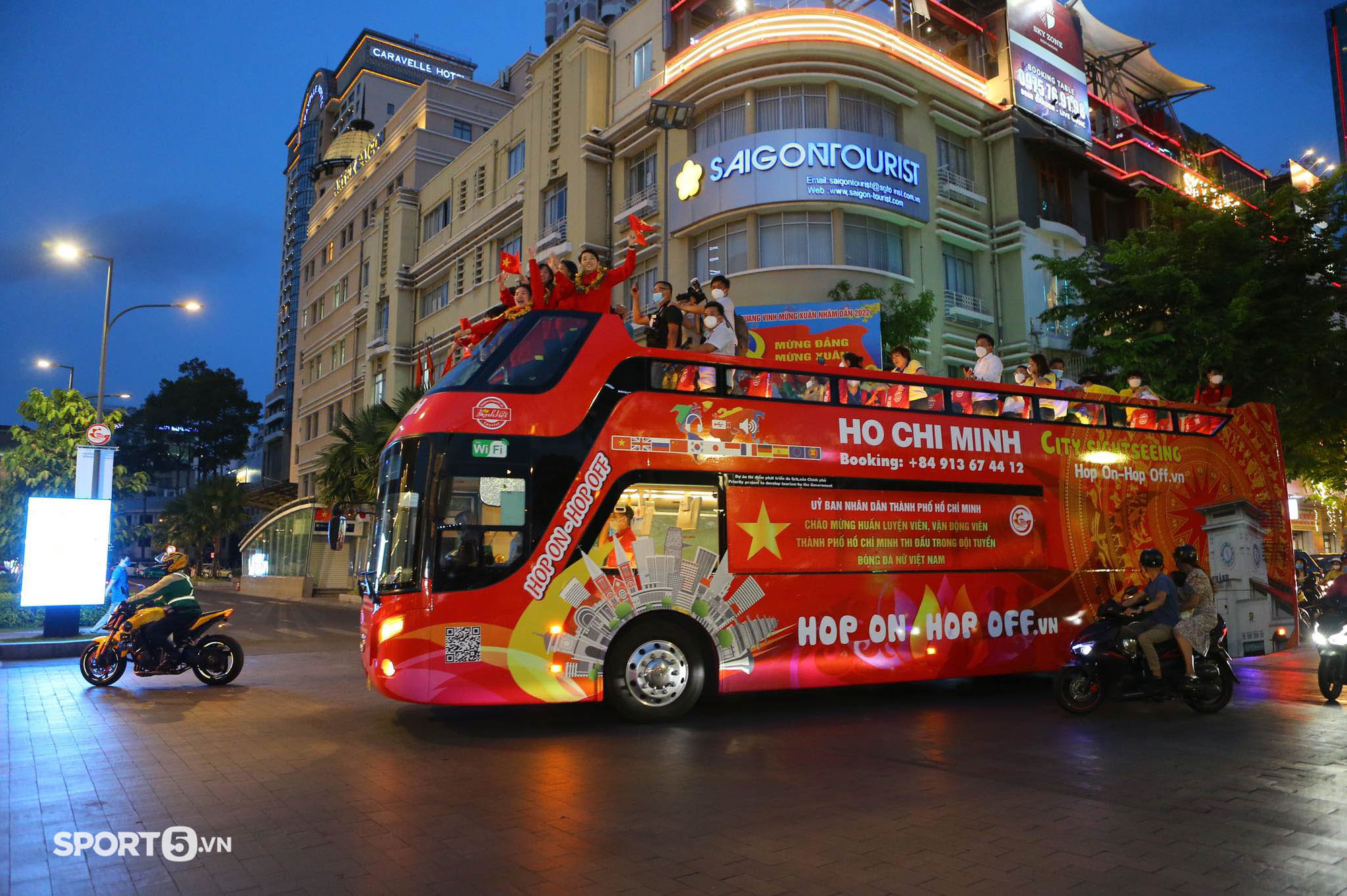 Xúc động khoảnh khắc đội tuyển nữ Việt Nam diễu hành trên chiếc xe buýt 2 tầng trong tiếng hò reo của người hâm mộ-8