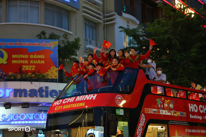 Xúc động khoảnh khắc đội tuyển nữ Việt Nam diễu hành trên chiếc xe buýt 2 tầng trong tiếng hò reo của người hâm mộ-6