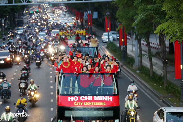 Xúc động khoảnh khắc đội tuyển nữ Việt Nam diễu hành trên chiếc xe buýt 2 tầng trong tiếng hò reo của người hâm mộ-3