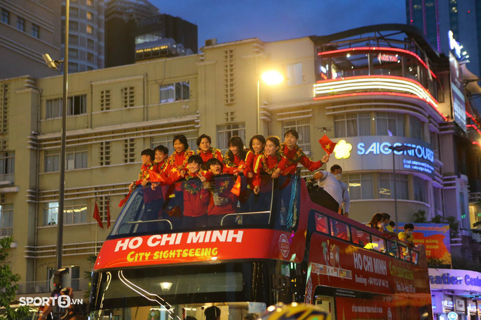 Xúc động khoảnh khắc đội tuyển nữ Việt Nam diễu hành trên chiếc xe buýt 2 tầng trong tiếng hò reo của người hâm mộ-10