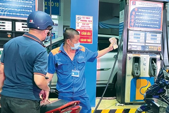 Bỏ túi 10 mẹo đổ xăng tiết kiệm để lợi cho bạn khi giá xăng tăng cao kỷ lục