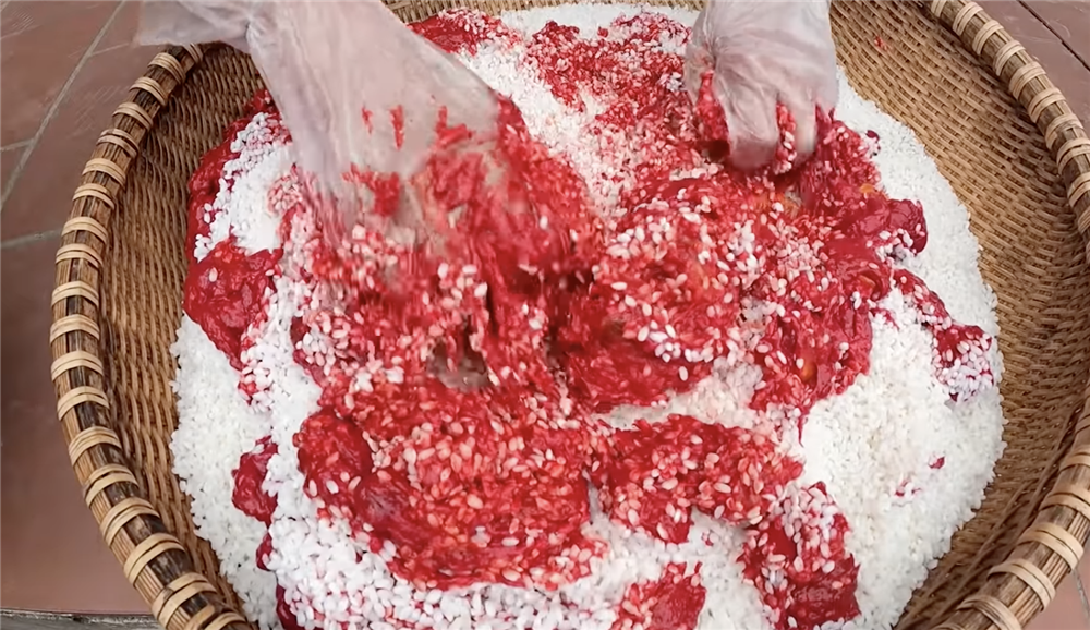 Dân mạng chuyền tay nhau hình ảnh bà Tân trộn máu nấu bánh chưng, soi kĩ mới nhận ra tất cả chỉ là hiểu lầm?-1