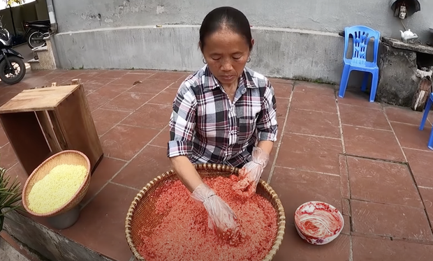 Dân mạng chuyền tay nhau hình ảnh bà Tân trộn máu nấu bánh chưng, soi kĩ mới nhận ra tất cả chỉ là hiểu lầm?-2