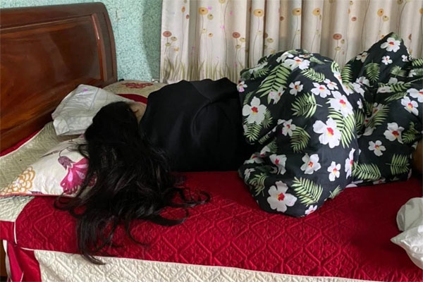 Phẫn nộ clip thanh niên túm tóc, hành hung bạn gái nhưng hành động đứng quay clip của nhóm người bên đường gây tranh cãi hơn cả-2