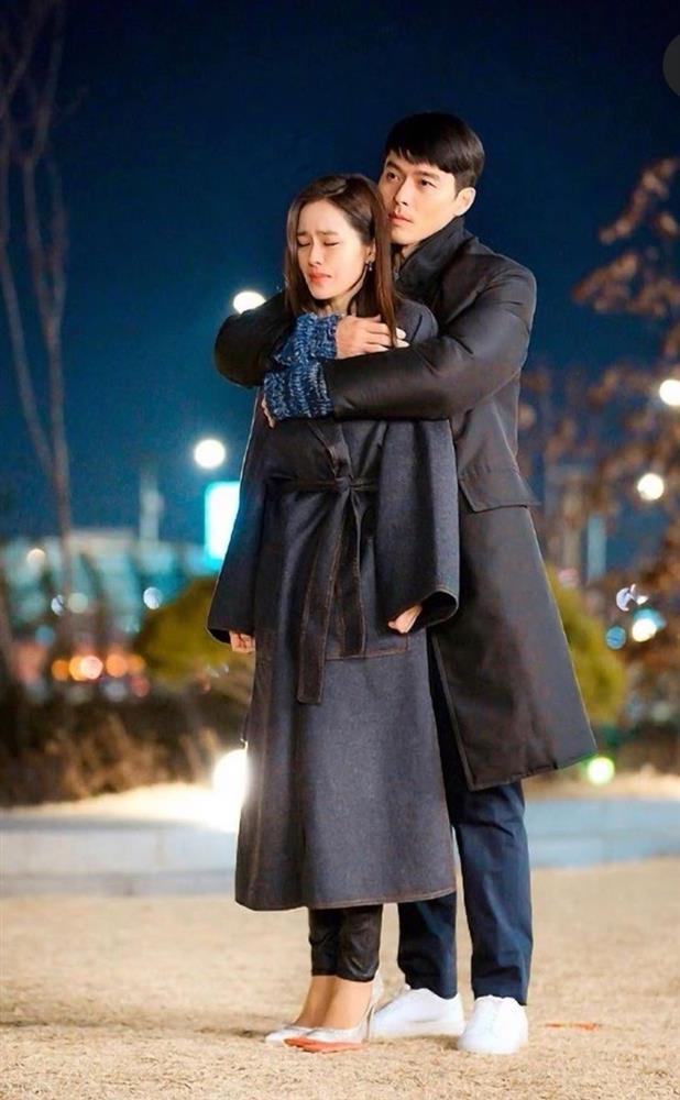 Đẳng cấp thời trang của Son Ye Jin và Hyun Bin: Trung thành với trang phục tối giản, nhưng sang vô cùng tận-4