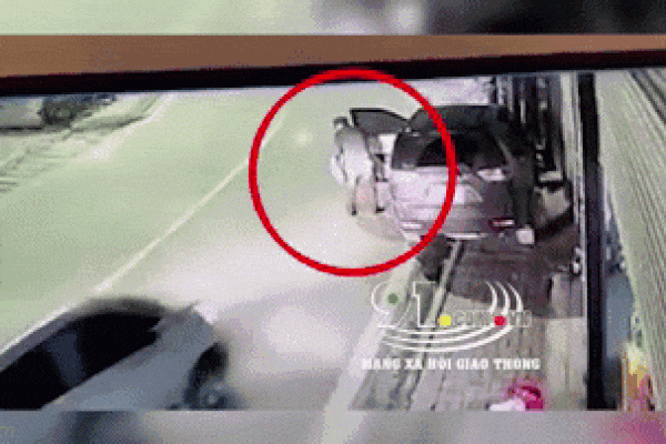 Cửa thùng ô tô tải bất ngờ bật mở, khiến lái xe ba gác gặp họa-1