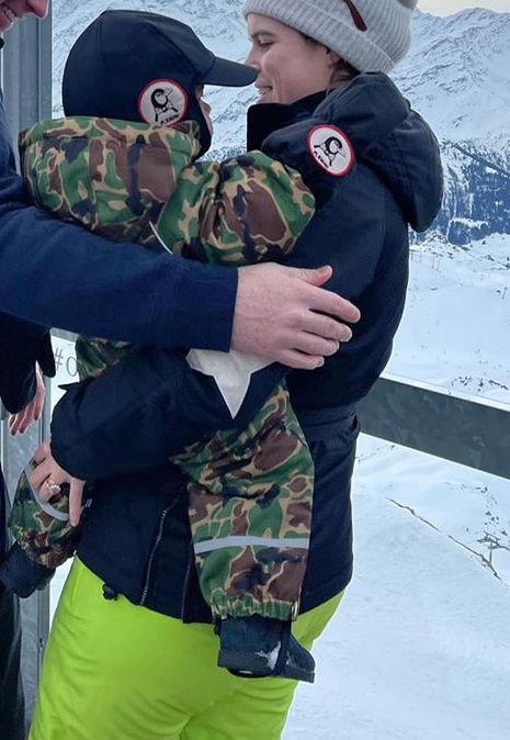 Ảnh mừng sinh nhật 1 tuổi của em bé hoàng gia Anh gây bão MXH, Meghan bất ngờ bị réo tên bởi chi tiết đặc biệt-1