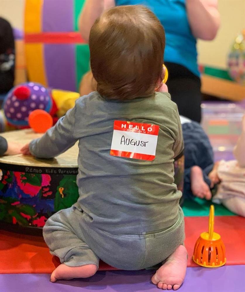 Ảnh mừng sinh nhật 1 tuổi của em bé hoàng gia Anh gây bão MXH, Meghan bất ngờ bị réo tên bởi chi tiết đặc biệt-2