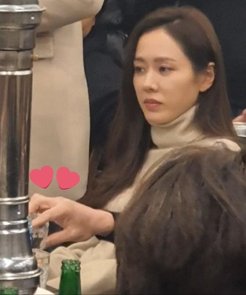 Nhân viên đoàn phim Hạ cánh nơi anh tiết lộ Hyun Bin từng có hành động đặc biệt này với Son Ye Jin dù chưa công khai hẹn hò-3