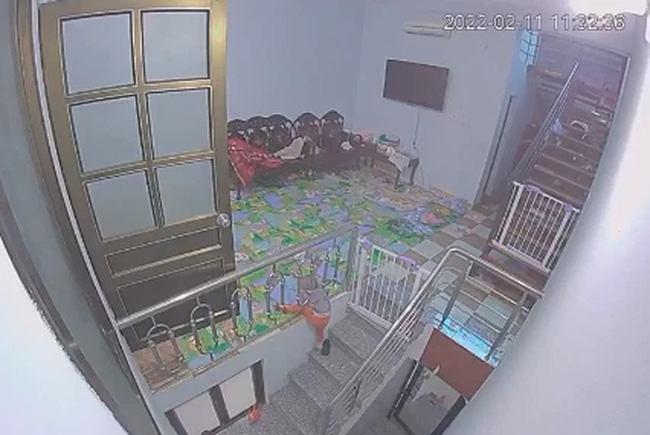 Đứng tim khoảnh khắc em bé chập chững biết đi chới với khi chui qua khe hở cầu thang-1