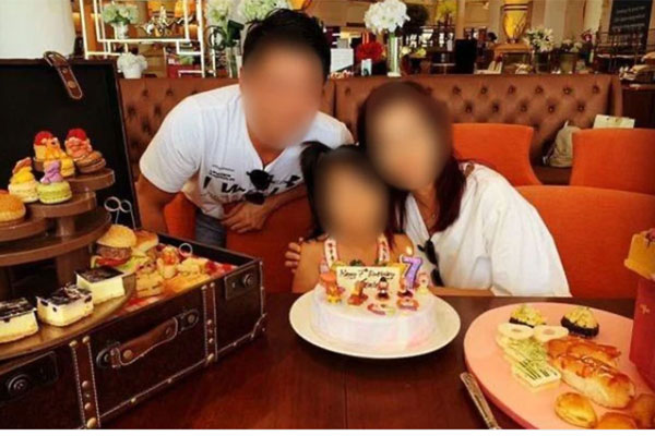 Trốn dưới gầm giường rình vợ ngoại tình, tôi đờ đẫn trước cảnh tượng trong phòng ngủ-3