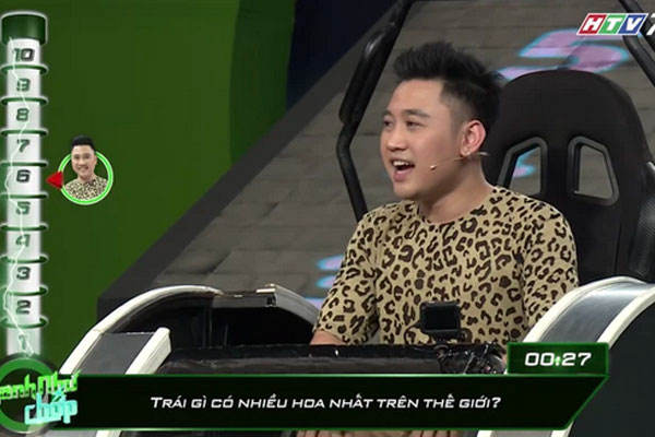 Nam sinh cấp 2 tỏ tình bạn gái ngay sân trường, hành động cuối cùng của bộ đôi khiến phụ huynh xem mà nóng hết cả mặt-4