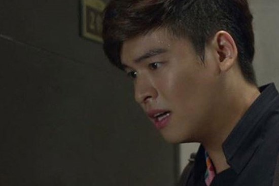 Trốn dưới gầm giường rình vợ ngoại tình, tôi đờ đẫn trước cảnh tượng trong phòng ngủ