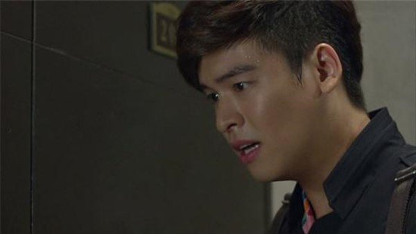 Trốn dưới gầm giường rình vợ ngoại tình, tôi đờ đẫn trước cảnh tượng trong phòng ngủ-2