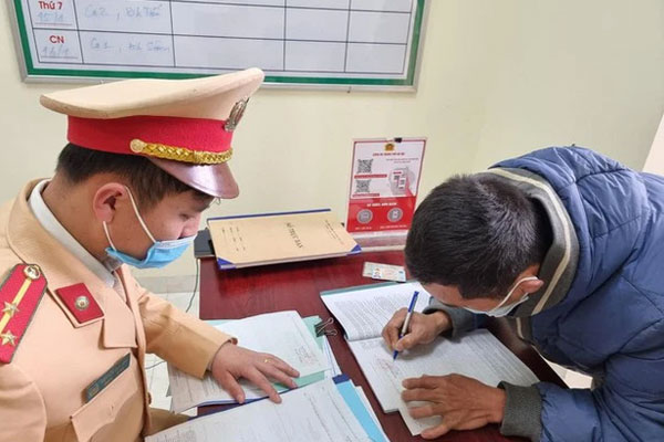 Ảnh: Người dân mặc áo mưa co rúm trên thuyền, trẻ em mệt mỏi theo cha mẹ đi lễ chùa Hương trong giá rét-17