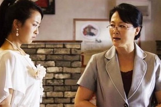 Vừa hay tin nhà bác hàng xóm phân chia tài sản, mẹ kéo tôi sang đó và nói ra sự thật khiến cả nhà được phen náo loạn