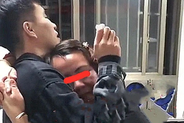 Mẹ vợ say rượu rồi ngả ngớn ôm con rể nũng nịu, cảnh tượng không ra đâu làm cả 2 họ ái ngại-2