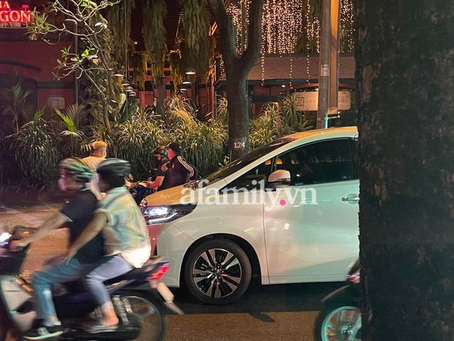 HOT: Đàm Vĩnh Hưng đến phòng trà Đồng Dao với vệ sĩ vây kín, vừa xuống xe là đi thẳng vào trong, né hết YouTuber-2