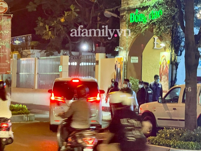 HOT: Đàm Vĩnh Hưng đến phòng trà Đồng Dao với vệ sĩ vây kín, vừa xuống xe là đi thẳng vào trong, né hết YouTuber-3