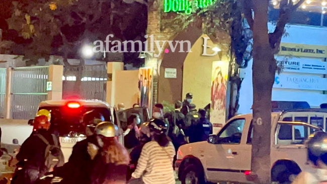 HOT: Đàm Vĩnh Hưng đến phòng trà Đồng Dao với vệ sĩ vây kín, vừa xuống xe là đi thẳng vào trong, né hết YouTuber-4