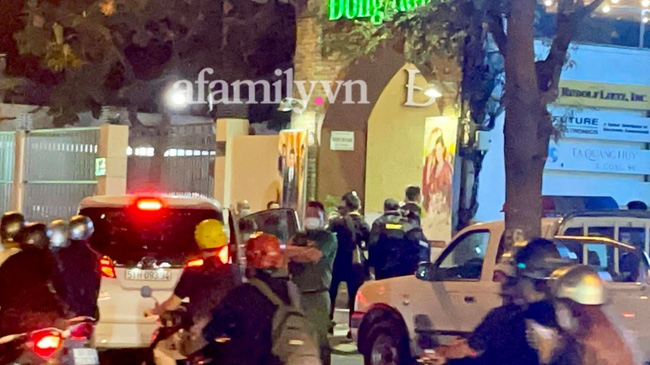 HOT: Đàm Vĩnh Hưng đến phòng trà Đồng Dao với vệ sĩ vây kín, vừa xuống xe là đi thẳng vào trong, né hết YouTuber-5