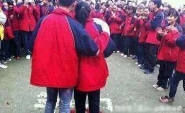 Nam sinh cấp 2 tỏ tình bạn gái ngay sân trường, hành động cuối cùng của bộ đôi khiến phụ huynh xem mà nóng hết cả mặt-1