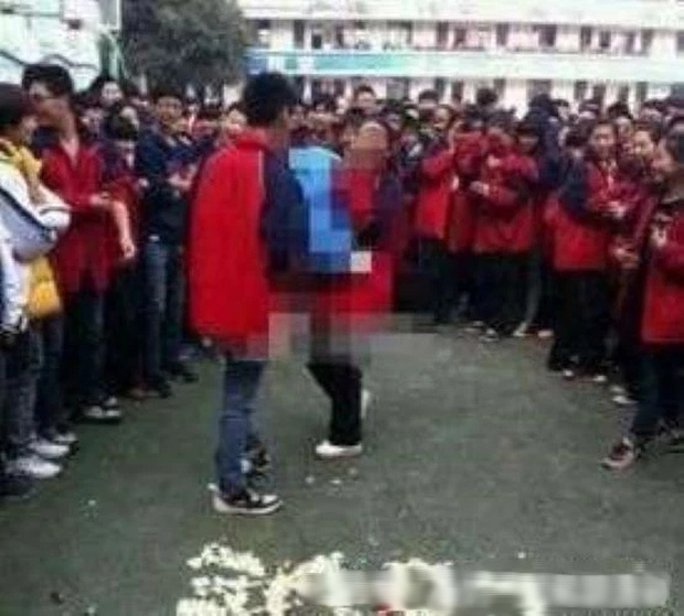 Nam sinh cấp 2 tỏ tình bạn gái ngay sân trường, hành động cuối cùng của bộ đôi khiến phụ huynh xem mà nóng hết cả mặt-2