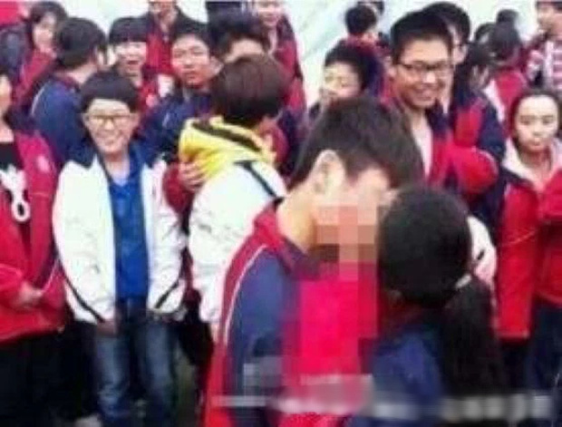 Nam sinh cấp 2 tỏ tình bạn gái ngay sân trường, hành động cuối cùng của bộ đôi khiến phụ huynh xem mà nóng hết cả mặt-3