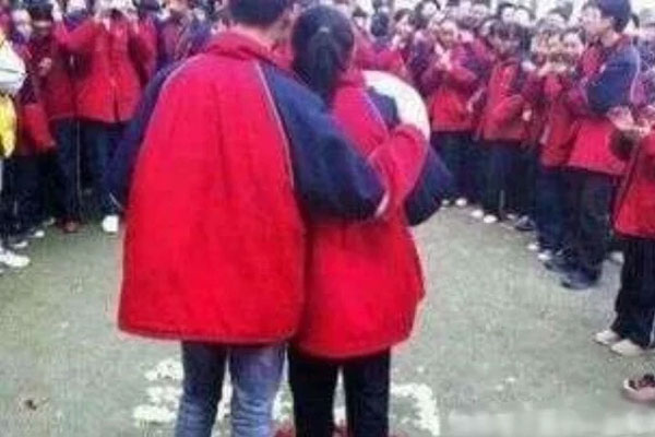 Éo le học trò Hà Nội mang máy tính đến lớp học trực tuyến-2