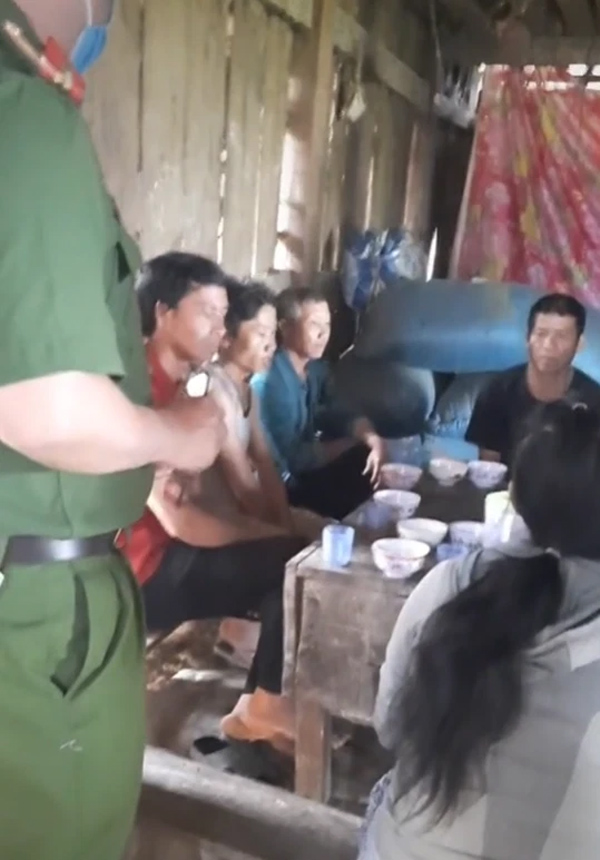Bé gái người dân tộc mới 13 tuổi đã lấy chồng được chiến sĩ công an đến tận nhà tuyên truyền, nói gì mà gây bão mạng?-1